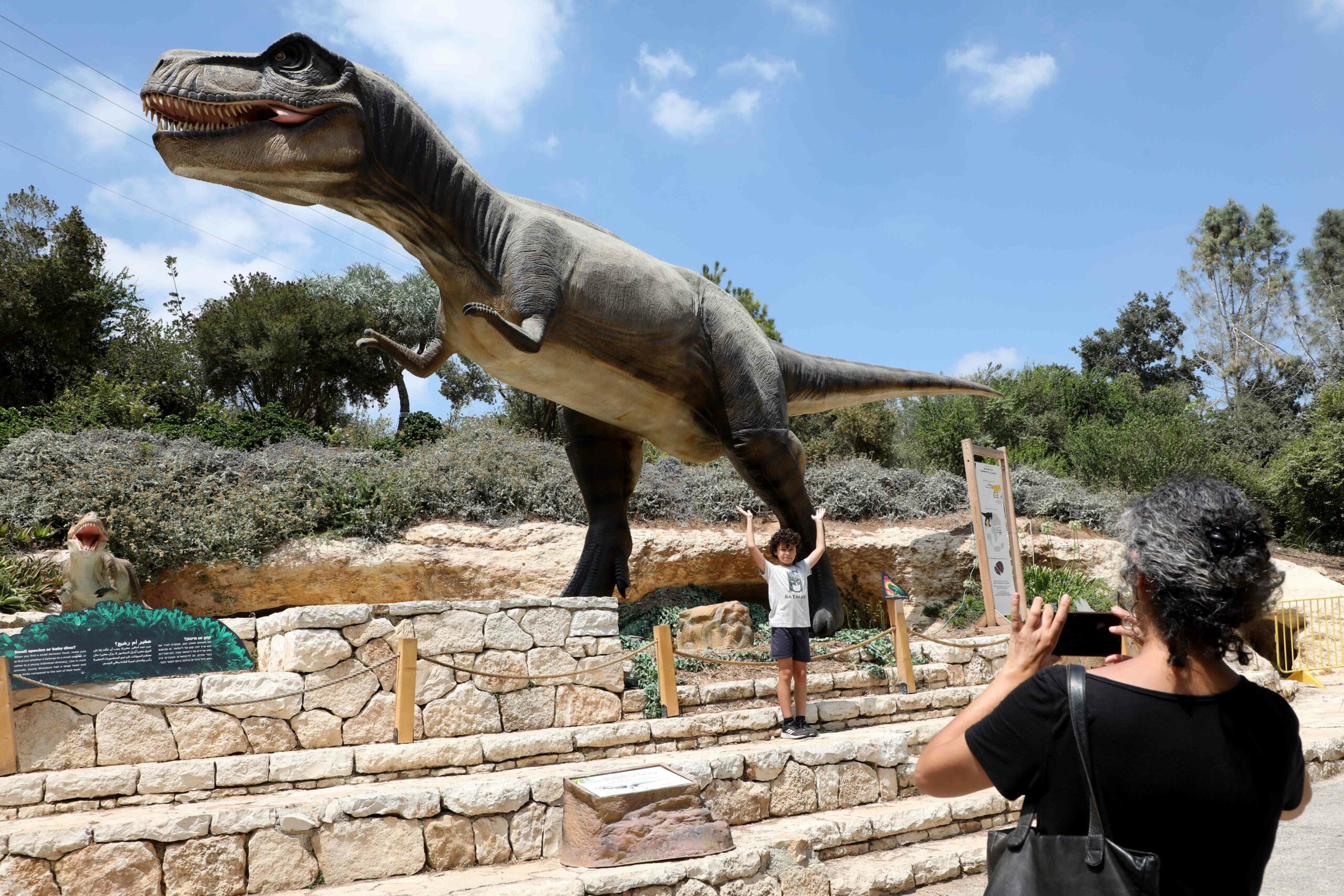 YERUSALEM, Orang-orang mengunjungi pameran model dinosaurus di sebuah taman botani di Yerusalem pada 14 Agustus 2022. (Xinhua/Gil Cohen Magen)