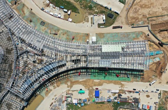 HOHHOT, Foto dari udara yang diabadikan pada 15 Agustus 2022 ini memperlihatkan lokasi pembangunan bandara baru di Hohhot, Daerah Otonom Mongolia Dalam, China utara. Struktur utama terminal di bandara baru di Hohhot telah selesai dibangun. (Xinhua/Li Zhipeng)