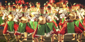 MAGELANG, Para penari tampil dalam sebuah acara budaya di kompleks Candi Borobudur di Magelang, Jawa Tengah, pada 15 Agustus 2022. (Xinhua/Agung Supriyanto)