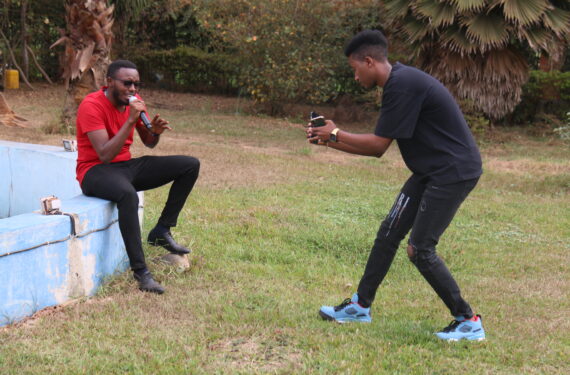 KIGALI, Pacifique Izabayo (kanan) merekam sebuah video untuk anggota timnya di Kigali, Rwanda, pada 13 Agustus 2022. Seorang pemuda Rwanda, Pacifique Izabayo, menjadi viral di Douyin, TikTok versi China, karena menyanyikan lagu berbahasa Mandarin sembari menunjukkan kehidupan pedesaan Rwanda. (Xinhua/Huang Wanqing)