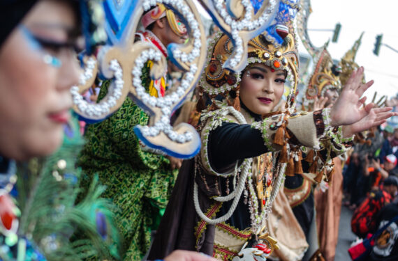 LEMBANG, Seorang gadis mengikuti karnaval budaya menjelang perayaan Hari Kemerdekaan Republik Indonesia di Lembang, Kabupaten Bandung Barat, Provinsi Jawa Barat, pada 16 Agustus 2022. (Xinhua/Septianjar)