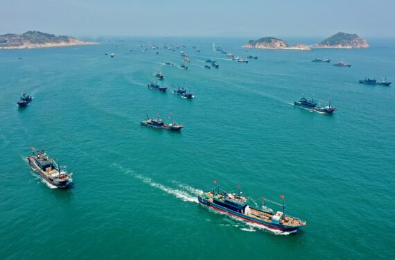 FUZHOU, Foto dari udara yang diabadikan pada 16 Agustus 2022 ini memperlihatkan kapal-kapal nelayan berlayar dari pelabuhan perikanan Tailu di wilayah Lianjiang, Fuzhou, Provinsi Fujian, China tenggara. Para nelayan setempat memulai kembali pekerjaan menangkap ikan mereka setelah larangan menangkap ikan musiman selama tiga setengah bulan dicabut di beberapa wilayah perairan di Fujian pada Selasa (16/8). (Xinhua/Jiang Kehong)