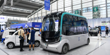 SHENZHEN, Sejumlah pengunjung mempelajari kendaraan-kendaraan otonomos di Pameran Teknologi Informasi China ke-10 di Shenzhen, Provinsi Guangdong, China selatan, pada 16 Agustus 2022. Dengan area pameran seluas sekitar 100.000 meter persegi, Pameran Teknologi Informasi China ke-10 dibuka di Shenzhen pada Selasa (16/8), menarik lebih dari 1.400 perusahaan untuk berpartisipasi. (Xinhua/Liang Xu)
