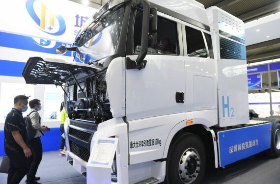 SHENZHEN, Sejumlah pengunjung mengamati truk berat bertenaga hidrogen di Pameran Teknologi Informasi China ke-10 di Shenzhen, Provinsi Guangdong, China selatan, pada 16 Agustus 2022. Dengan area pameran seluas sekitar 100.000 meter persegi, Pameran Teknologi Informasi China ke-10 dibuka di Shenzhen pada Selasa (16/8), menarik lebih dari 1.400 perusahaan untuk berpartisipasi. (Xinhua/Mao Siqian)