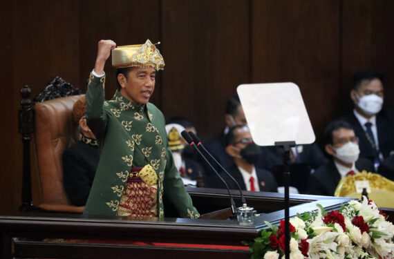JAKARTA, Presiden Republik Indonesia Joko Widodo berpidato dalam balutan pakaian adat Bangka Belitung di hadapan anggota parlemen di Kompleks Parlemen, Senayan, Jakarta, pada 16 Agustus 2022. Indonesia menetapkan target pertumbuhan ekonomi sebesar 5,3 persen dan tingkat inflasi sebesar 3,3 persen di tahun 2023, kata presiden yang akrab disapa Jokowi itu pada Selasa (16/8). (Xinhua/Pool/Bagus Indahono)