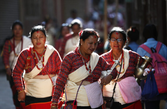 LALITPUR, Sejumlah wanita yang mengenakan pakaian tradisional berpartisipasi dalam parade untuk merayakan Festival Ganesh Puja di Lalitpur, Nepal, pada 16 Agustus 2022. Festival tersebut digelar untuk memuja Ganesha, dewa berkepala gajah. (Xinhua/Sulav Shrestha)