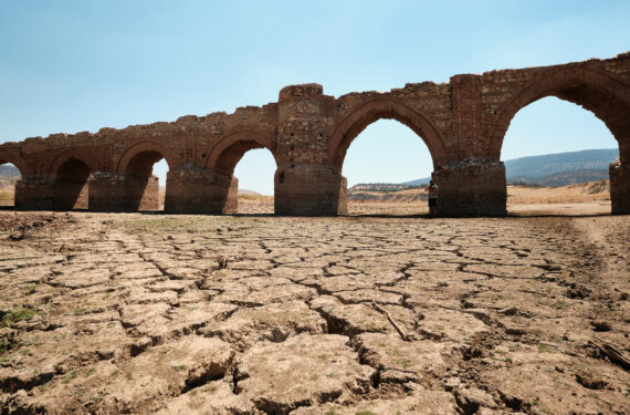 EXTREMADURA, Foto yang diabadikan pada 15 Agustus 2022 ini menunjukkan pemandangan waduk Cijara di Extremadura, Spanyol. Spanyol terus mendapat tekanan dari salah satu musim panas terpanas dan terkering dalam sejarah, setelah suhu tertinggi yang pernah tercatat pada Juli. Kurangnya hujan menyebabkan volume air di sejumlah waduk di Spanyol hanya mencapai kurang dari 40 persen dari kapasitas penyimpanannya, 20 persen di bawah level rata-rata untuk periode ini setiap tahunnya. (Xinhua/Meng Dingbo)