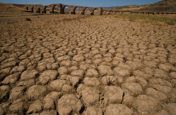 EXTREMADURA, Foto yang diabadikan pada 15 Agustus 2022 ini menunjukkan pemandangan waduk Cijara di Extremadura, Spanyol. Spanyol terus mendapat tekanan dari salah satu musim panas terpanas dan terkering dalam sejarah, setelah suhu tertinggi yang pernah tercatat pada Juli. Kurangnya hujan menyebabkan volume air di sejumlah waduk di Spanyol hanya mencapai kurang dari 40 persen dari kapasitas penyimpanannya, 20 persen di bawah level rata-rata untuk periode ini setiap tahunnya. (Xinhua/Meng Dingbo)