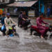 HYDERABAD, Orang-orang mengendarai sepeda motor menembus banjir usai hujan lebat di Hyderabad, Pakistan selatan, pada 23 Agustus 2022. Sebanyak 903 orang tewas, hampir 1.300 orang terluka, dan ribuan orang lainnya kehilangan tempat tinggal setelah hujan monsun lebat dan banjir bandang terus membawa malapetaka di Pakistan sejak pertengahan Juni, kata Otoritas Penanggulangan Bencana Nasional (National Disaster Management Authority/NDMA) Pakistan pada Rabu (24/8). (Xinhua/Str)