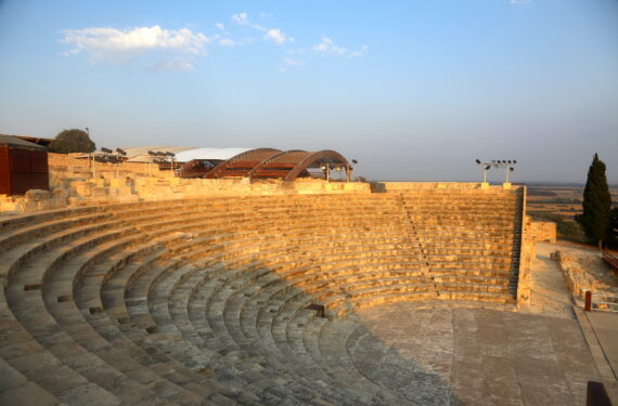 LIMASSOL, Foto yang diabadikan pada 6 September 2022 ini menunjukkan Teater Kourion di situs arkeologi Kourion dekat Limassol, Siprus. (Xinhua/Guo Mingfang)