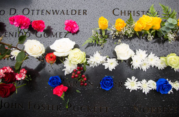 NEW YORK CITY, Bunga diletakkan di atas pelat bertuliskan nama-nama korban serangan 9/11 di National September 11 Memorial and Museum di New York City, Amerika Serikat (AS), pada 11 September 2022. Minggu (11/9) menandai peringatan 21 tahun serangan teror 9/11. (Xinhua/Michael Nagle)