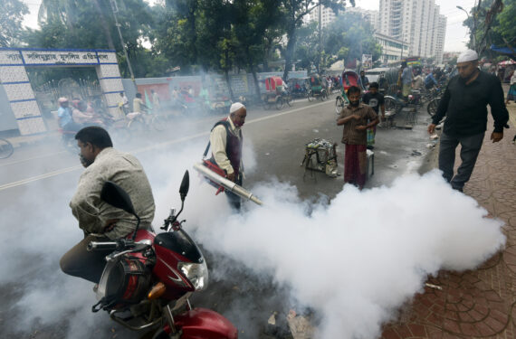 DHAKA, Seorang petugas menyemprotkan asap antinyamuk di sepanjang sebuah jalan di Dhaka, Bangladesh, pada 11 September 2022. Pihak berwenang di Dhaka baru-baru ini memperkuat upaya pemberantasan nyamuk di kota itu mengingat wabah demam berdarah biasanya mulai meningkat di negara tersebut selama periode Juni-September. (Xinhua)