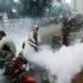DHAKA, Seorang petugas menyemprotkan asap antinyamuk di sepanjang sebuah jalan di Dhaka, Bangladesh, pada 11 September 2022. Pihak berwenang di Dhaka baru-baru ini memperkuat upaya pemberantasan nyamuk di kota itu mengingat wabah demam berdarah biasanya mulai meningkat di negara tersebut selama periode Juni-September. (Xinhua)