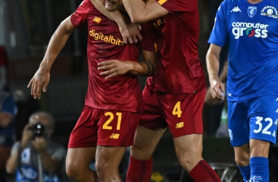 EMPOLI, Pemain AS Roma Paulo Dybala (kiri) merayakan gol yang dicetaknya bersama rekan setim Bryan Cristante dalam pertandingan liga Serie A Italia melawan Empoli di Empoli, Italia, pada 12 September 2022. (Xinhua/Alberto Lingria)