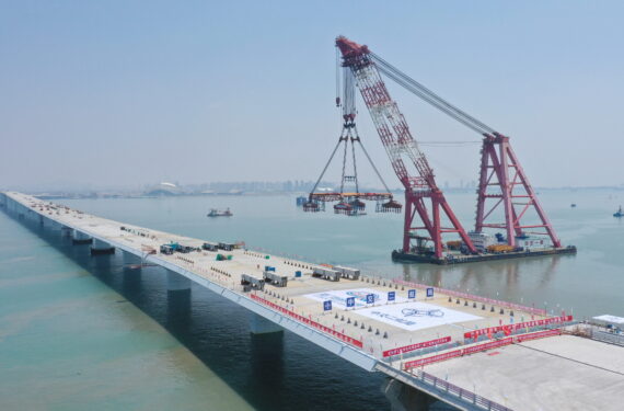 XIAMEN, Foto dari udara yang diabadikan pada 12 September 2022 ini menunjukkan Jembatan Xiang'an setelah proses pengecoran terakhir (closure) di Xiamen, Provinsi Fujian, China tenggara. Jembatan jalan raya sepanjang 12 kilometer ini, dengan bagian sepanjang 4,5 kilometer melintasi laut, dirancang untuk dapat dilalui kendaraan dengan kecepatan hingga 80 kilometer per jam setelah rampung. (Xinhua/CCCC Second Harbour Engineering Co., Ltd.)