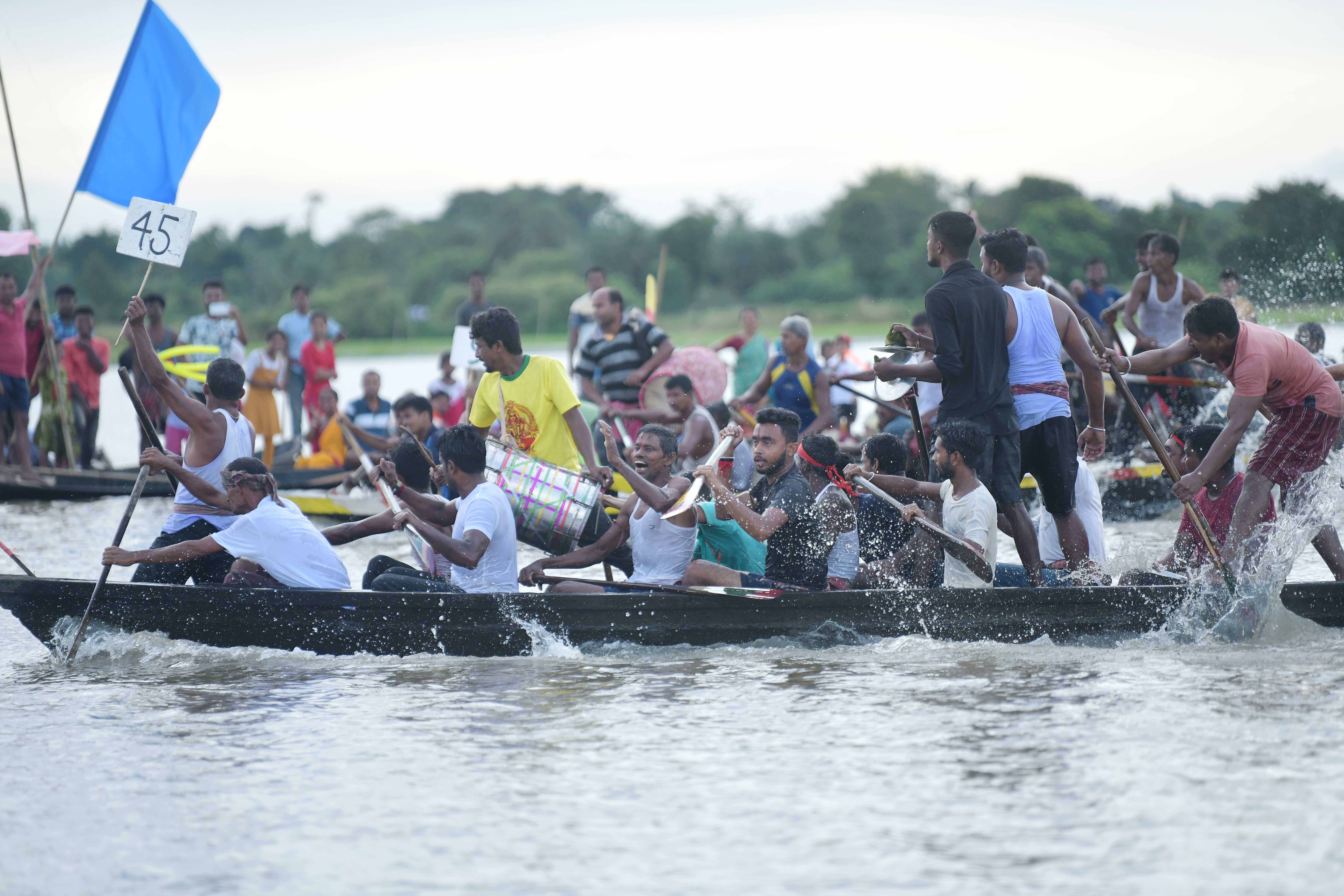 AGARTALA, Penduduk desa berpartisipasi dalam sebuah lomba balap perahu di festival balap perahu tahunan di Danau Rudrasagar, sekitar 55 kilometer dari Agartala, ibu kota Negara Bagian Tripura, India timur laut, pada 12 September 2022. (Xinhua/Str)