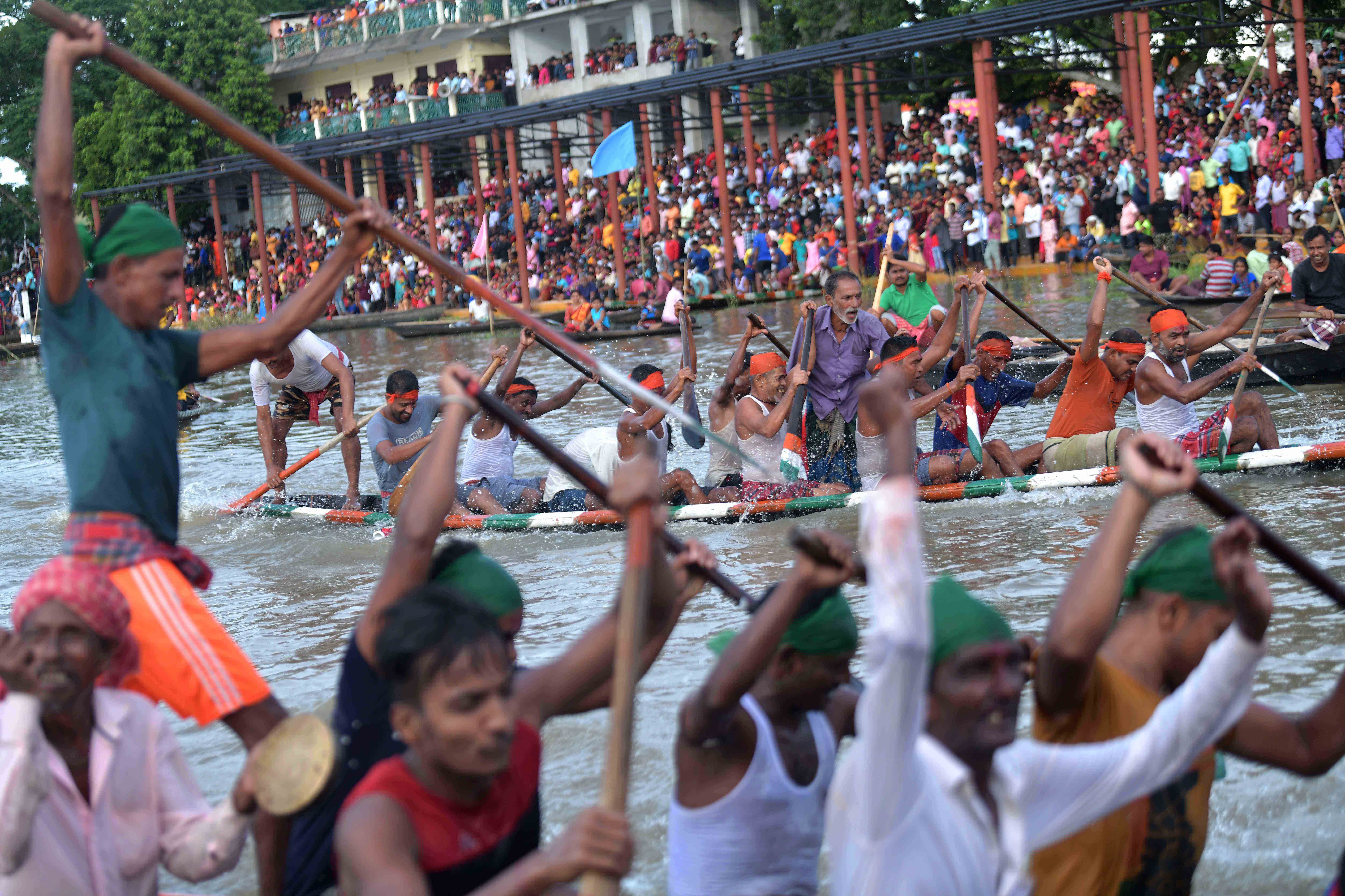 AGARTALA, Penduduk desa berpartisipasi dalam sebuah lomba balap perahu di festival balap perahu tahunan di Danau Rudrasagar, sekitar 55 kilometer dari Agartala, ibu kota Negara Bagian Tripura, India timur laut, pada 12 September 2022. (Xinhua/Str)
