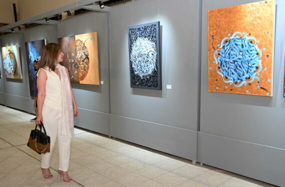 KUWAIT CITY, Seorang wanita mengunjungi sebuah pameran bertajuk "Arabic Calligraphy" di Museum of Modern Art yang berlokasi di Kuwait City, Kuwait, pada 12 September 2022. (Xinhua/Asad)