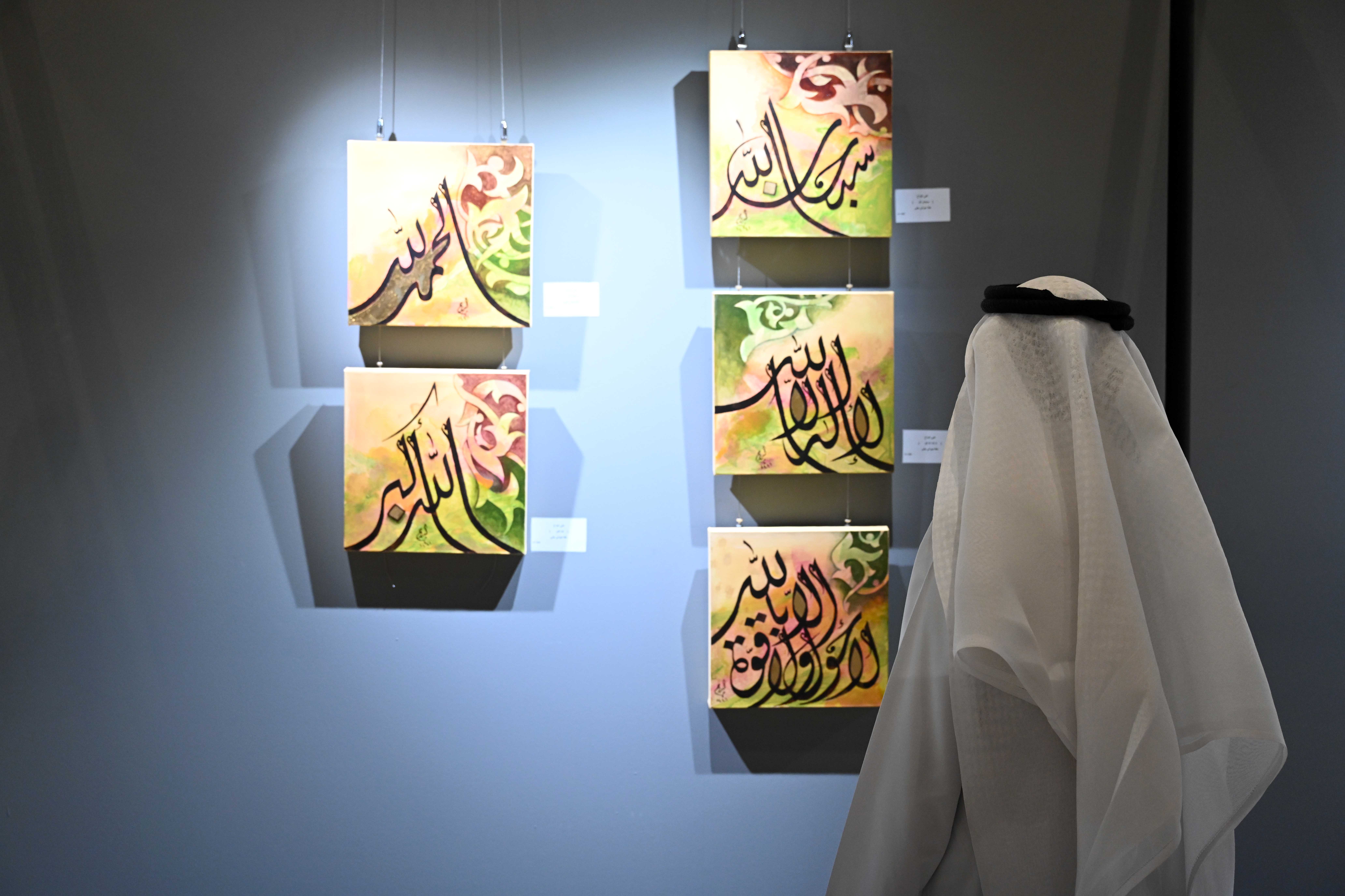 KUWAIT CITY, Seorang pria mengunjungi sebuah pameran bertajuk "Arabic Calligraphy" di Museum of Modern Art, di Kuwait City, Kuwait, pada 12 September 2022. (Xinhua/Asad)