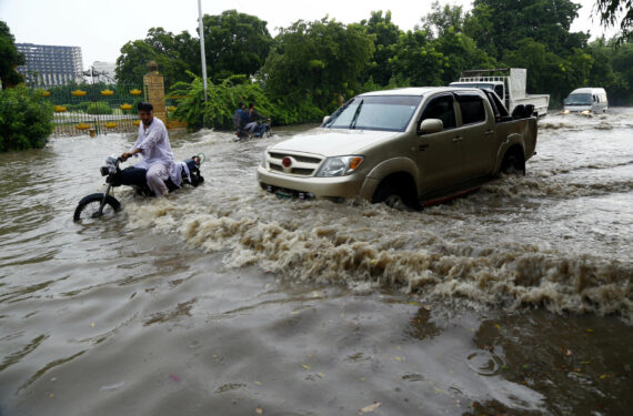 KARACHI, Sejumlah kendaraan melintasi jalan yang terendam banjir setelah hujan deras mengguyur kota pelabuhan Karachi di Pakistan selatan pada 12 September 2022. (Xinhua/Str)