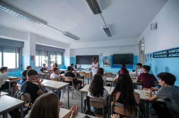 ROMA, Para siswa menghadiri kelas di sebuah sekolah menengah atas saat semester baru dimulai di Roma, Italia, pada 12 September 2022. (Xinhua/Str)