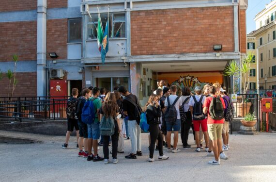 ROMA, Para siswa menunggu untuk memasuki ruang kelas di sebuah sekolah menengah atas saat semester baru dimulai di Roma, Italia, pada 12 September 2022. (Xinhua/Str)