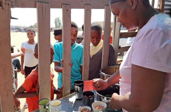 WINDHOEK, Maria Savage (kanan), pendiri Needy Hearts Soup Kitchen, menyajikan makanan untuk anak-anak di Hakahana, sebuah permukiman kumuh di Windhoek, Namibia, pada 12 September 2022. (Xinhua/Ndalimpinga Iita)