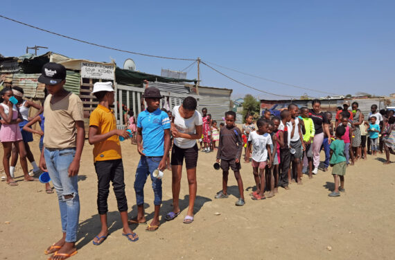 WINDHOEK, Anak-anak berbaris untuk menerima makanan di Needy Hearts Soup Kitchen di Hakahana, sebuah permukiman kumuh di Windhoek, Namibia, pada 12 September 2022. (Xinhua/Ndalimpinga Iita)