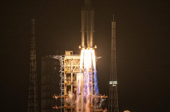 WENCHANG, Versi modifikasi dari roket pengangkut Long March-7 yang membawa sebuah satelit baru, Zhongxing-1E, lepas landas dari Situs Peluncuran Wahana Antariksa Wenchang di Provinsi Hainan, China selatan, pada 13 September 2022. Zhongxing-1E berhasil memasuki orbit yang telah direncanakan. (Xinhua/Pu Xiaoxu)