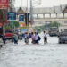 BANGKOK, Warga menerjang banjir di Bangkok, Thailand, pada 13 September 2022. Administrasi Metropolitan Bangkok (Bangkok Metropolitan Administration/BMA) pada Selasa (13/9) mengeluarkan peringatan hujan sedang hingga lebat dan potensi banjir mulai pukul 16.00 hingga 23.00 waktu setempat di 12 distrik di ibu kota Thailand. Langkah tersebut dilakukan usai beberapa bagian kota itu terendam banjir pascahujan lebat dalam beberapa hari terakhir. (Xinhua/Rachen Sageamsak)