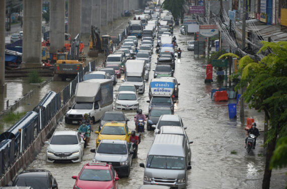 BANGKOK, Kendaraan melintasi jalan yang tergenang banjir di Bangkok, Thailand, pada 13 September 2022. Administrasi Metropolitan Bangkok (Bangkok Metropolitan Administration/BMA) pada Selasa (13/9) mengeluarkan peringatan hujan sedang hingga lebat dan potensi banjir mulai pukul 16.00 hingga 23.00 waktu setempat di 12 distrik di ibu kota Thailand. Langkah tersebut dilakukan usai beberapa bagian kota itu terendam banjir pascahujan lebat dalam beberapa hari terakhir. (Xinhua/Rachen Sageamsak)