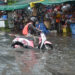 BANGKOK, Seorang pengendara sepeda motor menerjang banjir di Bangkok, Thailand, pada 13 September 2022. Administrasi Metropolitan Bangkok (Bangkok Metropolitan Administration/BMA) pada Selasa (13/9) mengeluarkan peringatan hujan sedang hingga lebat dan potensi banjir mulai pukul 16.00 hingga 23.00 waktu setempat di 12 distrik di ibu kota Thailand. Langkah tersebut dilakukan usai beberapa bagian kota itu terendam banjir pascahujan lebat dalam beberapa hari terakhir. (Xinhua/Rachen Sageamsak)