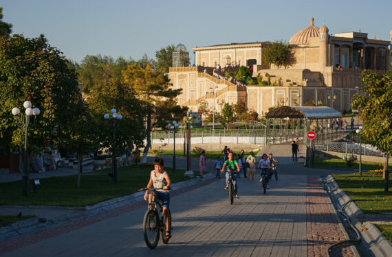 SAMARKAND, Orang-orang mengendarai sepeda di Samarkand, Uzbekistan, pada 3 September 2022. Samarkand merupakan kota terbesar kedua di Uzbekistan dan kota kuno yang berada di Jalur Sutra sekaligus tempat meleburnya berbagai budaya di dunia. (Xinhua)