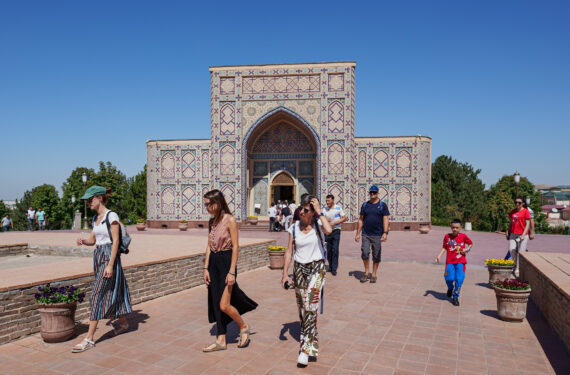 SAMARKAND, Orang-orang mengunjungi Observatorium Ulugh Beg di Samarkand, Uzbekistan, pada 3 September 2022. Samarkand merupakan kota terbesar kedua di Uzbekistan dan kota kuno yang berada di Jalur Sutra sekaligus tempat meleburnya berbagai budaya di dunia. (Xinhua)