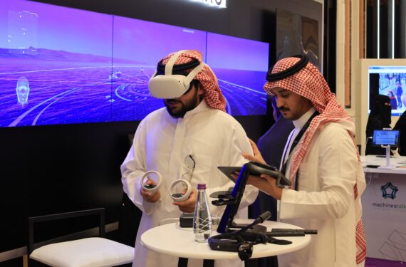 RIYADH, Seorang pengunjung menjajal kacamata realitas virtual (virtual reality/VR) di KTT Kecerdasan Buatan Global 2022 di Riyadh, Arab Saudi, pada 13 September 2022. Acara tersebut dimulai di Riyadh pada Selasa (13/9). (Xinhua/Hu Guan)
