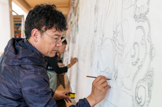 LHASA, Phuntsok Tobgye dan murid-muridnya mengerjakan lukisan thangka, atau lukisan di atas kain sutra bersulam, berukuran raksasa di sebuah studio di Lhasa, Daerah Otonom Tibet, China barat daya, pada 5 Agustus 2022. (Xinhua/Zhou Dixiao)