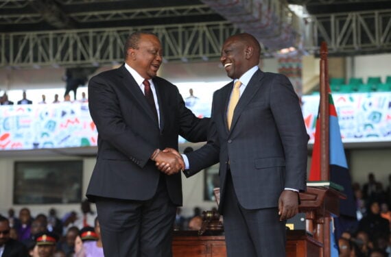 NAIROBI, Presiden Kenya yang baru terpilih, William Ruto (kanan), berjabat tangan dengan Presiden Uhuru Kenyatta, yang akan mengakhiri masa jabatannya, dalam upacara pelantikan di Nairobi, Kenya, pada 13 September 2022. Presiden Kenya yang baru terpilih, William Ruto, dilantik sebagai presiden kelima negara itu dalam sebuah upacara yang digelar di Nairobi pada Selasa (13/9). (Xinhua/Fred Mutune)