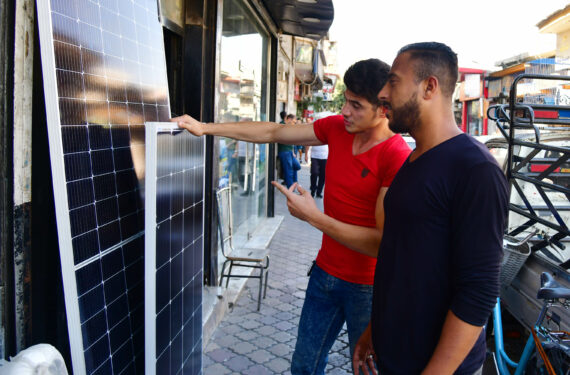 DAMASKUS, Warga Suriah terlihat di pasar yang menjual panel surya di Damaskus, ibu kota Suriah, pada 12 September 2022. Semakin banyak masyarakat Suriah yang memilih untuk memasang sistem kelistrikan bertenaga surya karena memburuknya situasi kelistrikan di negara tersebut. (Xinhua/Ammar Safarjalani)