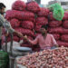 AMRITSAR, Seorang pria membeli bawang bombai di sebuah pasar di Amritsar, Punjab, India utara, pada 13 September 2022. Tingkat inflasi ritel di India naik menjadi 7 persen pada Agustus dari 6,71 persen pada Juli, menurut data pemerintah yang dirilis pada Senin (12/9). (Xinhua/Str)