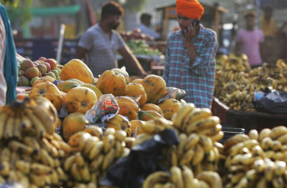 AMRITSAR, Buah-buahan terlihat di sebuah pasar di Amritsar, Punjab, India utara, pada 13 September 2022. Tingkat inflasi ritel di India naik menjadi 7 persen pada Agustus dari 6,71 persen pada Juli, menurut data pemerintah yang dirilis pada Senin (12/9). (Xinhua/Str)