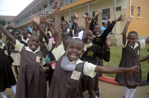 KAMPALA, Sejumlah murid Sekolah Dasar Percontohan Entebbe-Changsha berpose untuk difoto di Entebbe, Uganda, pada 7 September 2022. (Xinhua/Nicholas Kajoba)