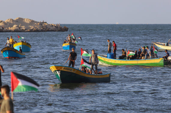 GAZA, Sejumlah warga Palestina memegang bendera dalam aksi demonstrasi di pelabuhan Gaza di Gaza City pada 13 September 2022. Puluhan warga Palestina pada Selasa (13/9) berunjuk rasa di Gaza barat, menentang blokade Israel yang diberlakukan di daerah kantong Palestina itu selama lebih dari 15 tahun. (Xinhua/Rizek Abdeljawad)