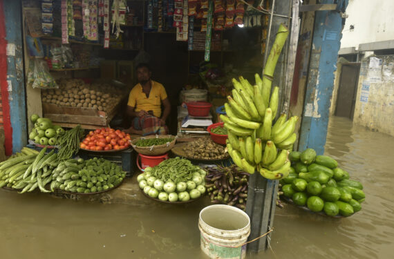 DHAKA, Foto yang diabadikan pada 14 September 2022 ini menunjukkan sebuah toko kelontong di samping jalanan yang terendam air di Dhaka, Bangladesh. Hujan sedang hingga lebat pada Rabu (14/9) melanda sebagian Dhaka, ibu kota Bangladesh, membanjiri daerah dataran rendah dan mengganggu lalu lintas jalan. (Xinhua)