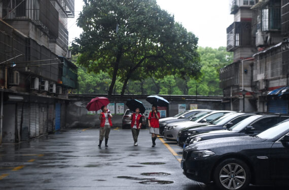 HANGZHOU, Para sukarelawan berpatroli di sebuah wilayah permukiman tua di Distrik Nanhu, Kota Jiaxing, Provinsi Zhejiang, China timur, pada 14 September 2022. Observatorium nasional China pada Rabu (14/9) mengeluarkan peringatan merah, tingkat peringatan paling parah, dengan Topan Muifa diperkirakan akan mendarat dua kali pada malam hari. Administrasi Meteorologi China juga meningkatkan tanggap darurat topan ke Level II, tertinggi kedua, pada hari yang sama.Muifa, topan ke-12 tahun ini, akan pertama kali mendarat di area pesisir antara wilayah Sanmen dan Kota Zhoushan di Provinsi Zhejiang sekitar malam hari, dan melanda untuk kali kedua di area pesisir antara Kota Jiaxing di Provinsi Zhejiang dan Distrik Pudong, Shanghai, pada Rabu malam. Daerah-daerah tersebut di atas telah melakukan persiapan darurat untuk menghadapi topan dan mengambil langkah pencegahan terhadap kemungkinan bencana geologis. (Xinhua/Xu Yu)