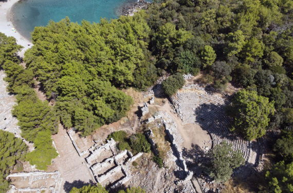 ANTALYA, Foto dari udara yang diabadikan pada 14 September 2022 ini menunjukkan reruntuhan kota kuno Phaselis di Antalya, Turki. (Xinhua/Mustafa Kaya)