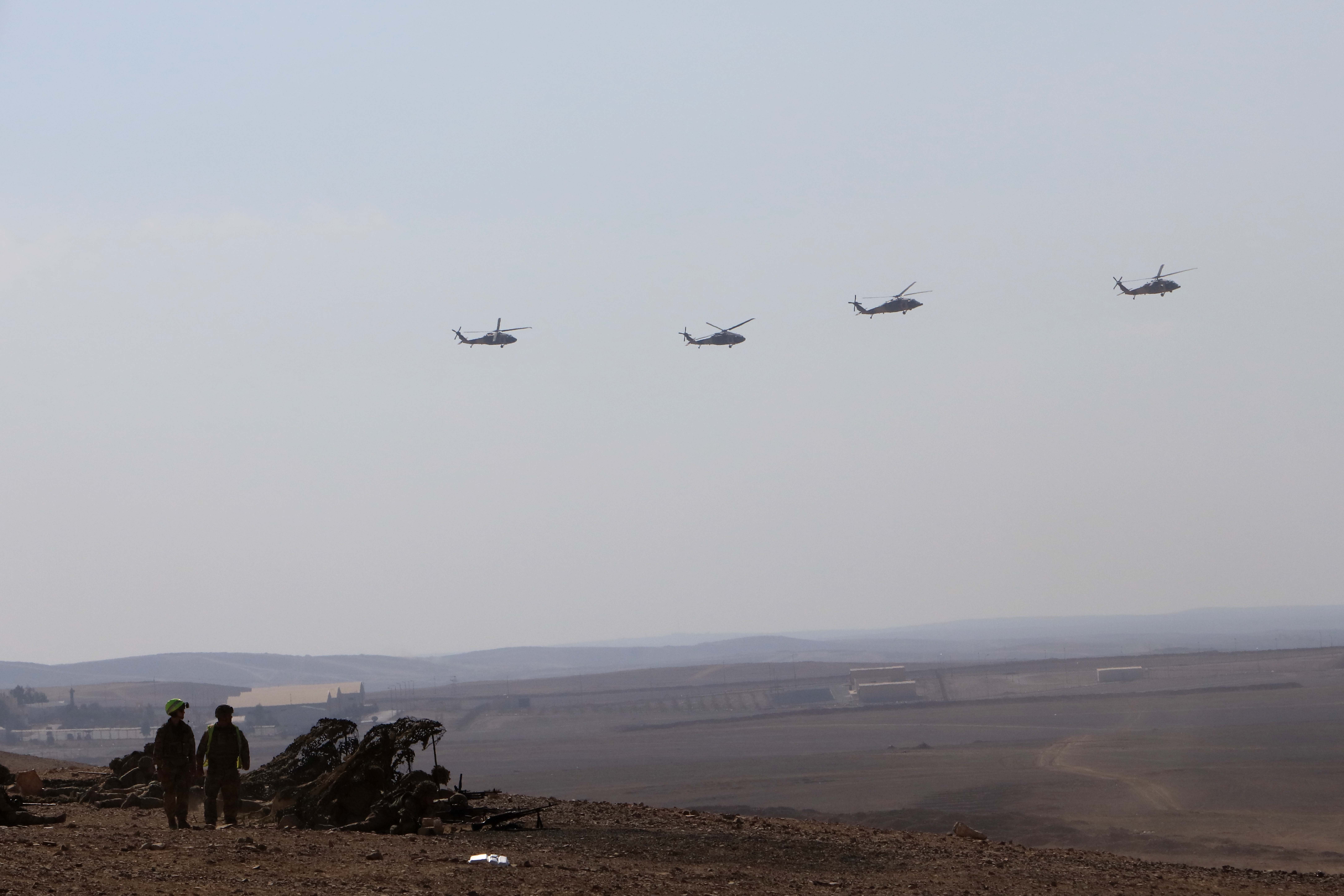 ZARQA, Sejumlah helikopter dan personel darat berpartisipasi dalam latihan gabungan bersandi Eager Lion di dekat Kota Zarqa, Yordania, pada 14 September 2022. Latihan gabungan tahunan bersandi Eager Lion yang diadakan oleh Angkatan Bersenjata Yordania mulai digelar pada Minggu (11/9) di negara kerajaan tersebut dengan partisipasi 26 pasukan militer asing. Lebih dari 4.000 personel militer dan 1.000 warga sipil berpartisipasi dalam latihan yang diadakan hingga 15 September itu, lapor stasiun televisi milik pemerintah Al-Mamlaka TV, melansir pernyataan Mustafa Al-Hiyari, juru bicara latihan militer tersebut. (Xinhua/Mohammad Abu Ghosh)