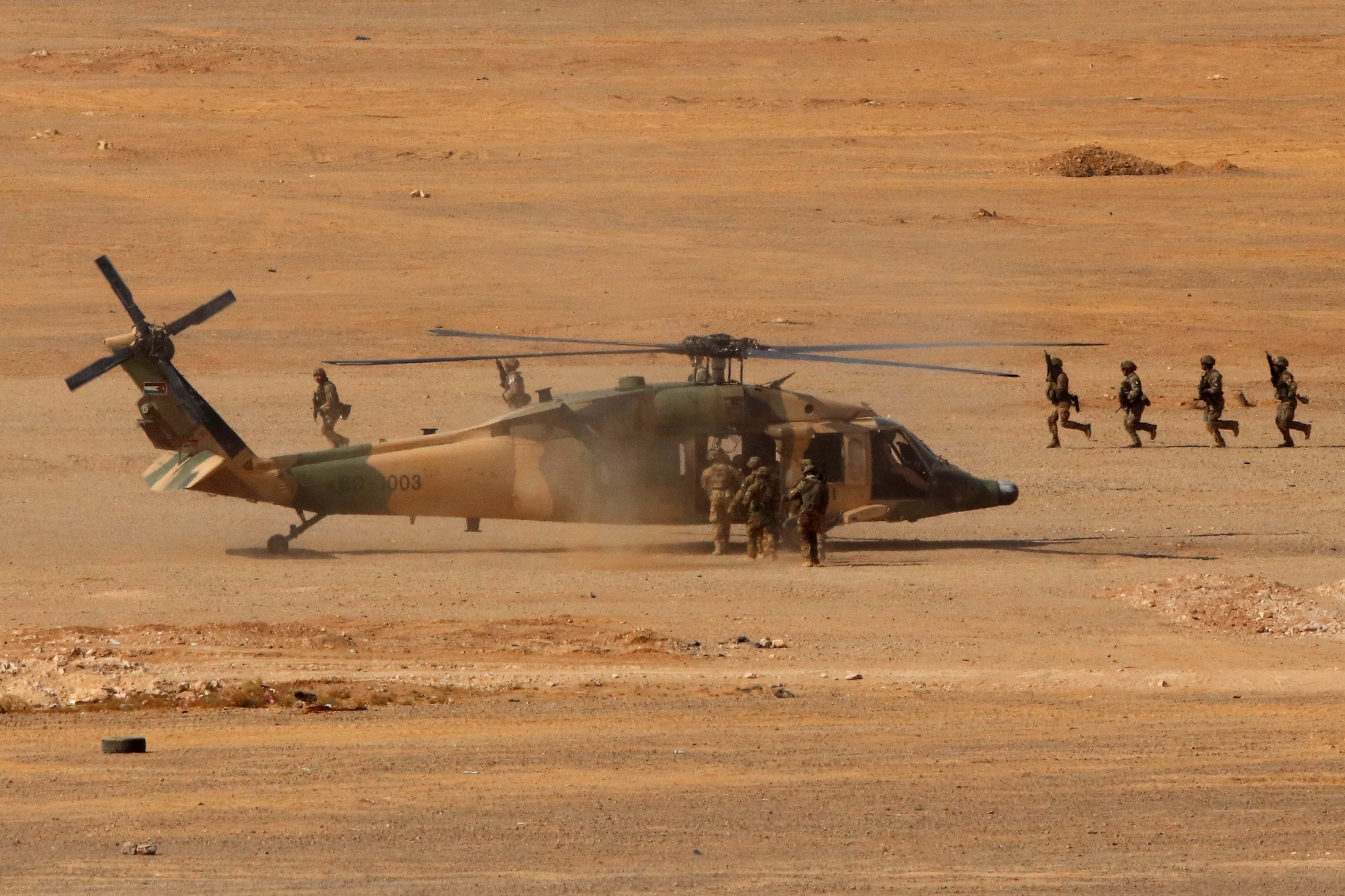 ZARQA, Sejumlah personel militer berpartisipasi dalam latihan gabungan bersandi Eager Lion di dekat Kota Zarqa, Yordania, pada 14 September 2022. Latihan gabungan tahunan bersandi Eager Lion yang diadakan oleh Angkatan Bersenjata Yordania mulai digelar pada Minggu (11/9) di negara kerajaan tersebut dengan partisipasi 26 pasukan militer asing. Lebih dari 4.000 personel militer dan 1.000 warga sipil berpartisipasi dalam latihan yang diadakan hingga 15 September itu, lapor stasiun televisi milik pemerintah Al-Mamlaka TV, melansir pernyataan Mustafa Al-Hiyari, juru bicara latihan militer tersebut. (Xinhua/Mohammad Abu Ghosh)