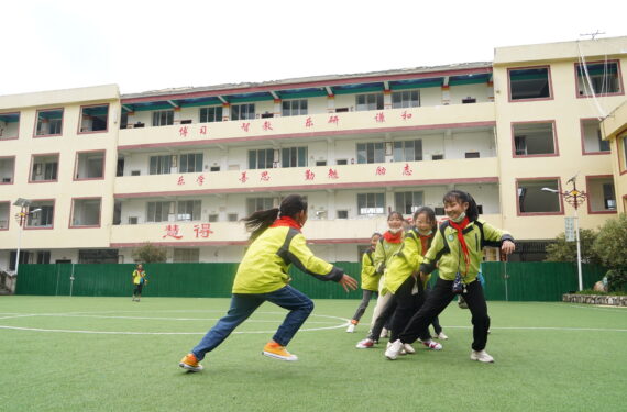 LUDING, Sejumlah siswa bermain di sebuah sekolah dasar di wilayah Luding, Provinsi Sichuan, China barat daya, pada 14 September 2022. Kelas tatap muka telah dimulai kembali di wilayah Luding dan daerah sekitarnya setelah gempa bermagnitudo 6,8 yang terjadi pada 5 September lalu. (Xinhua/Yin Heng)