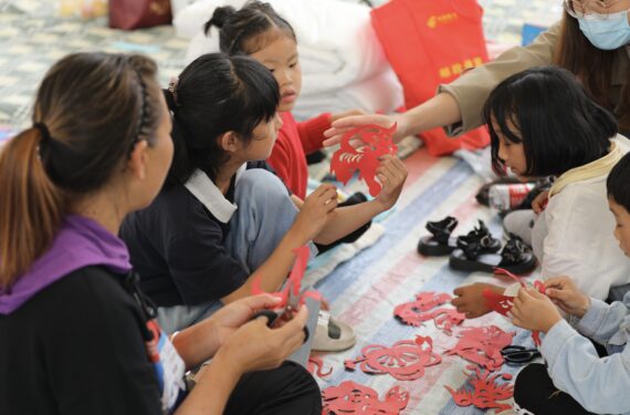 SHIMIAN, Sejumlah siswa belajar seni memotong kertas di ruang kelas darurat di wilayah Shimian, Provinsi Sichuan, China barat daya, pada 14 September 2022. Kelas tatap muka telah dimulai kembali di wilayah Luding dan daerah sekitarnya setelah gempa bermagnitudo 6,8 yang terjadi pada 5 September lalu. (Xinhua/Liu Qiong)