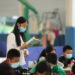 SHIMIAN, Sejumlah siswa belajar di ruang kelas darurat di wilayah Shimian, Provinsi Sichuan, China barat daya, pada 14 September 2022. Kelas tatap muka telah dimulai kembali di wilayah Luding dan daerah sekitarnya setelah gempa bermagnitudo 6,8 yang terjadi pada 5 September lalu. (Xinhua/Liu Qiong)